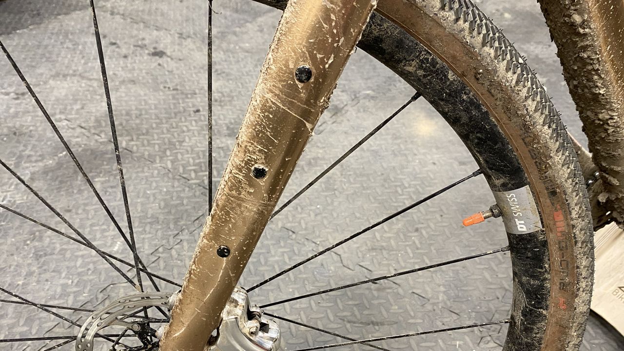Fork mounts on the Salsa Stormchaser