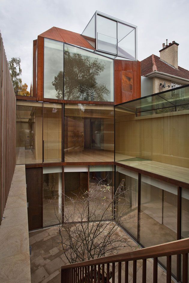 View of stepping down into Cor-Ten House in Putney by Eldridge Smerin