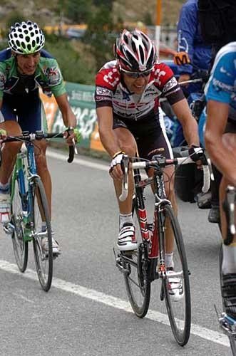 Carlos Sastre (Team CSC) really suffering.