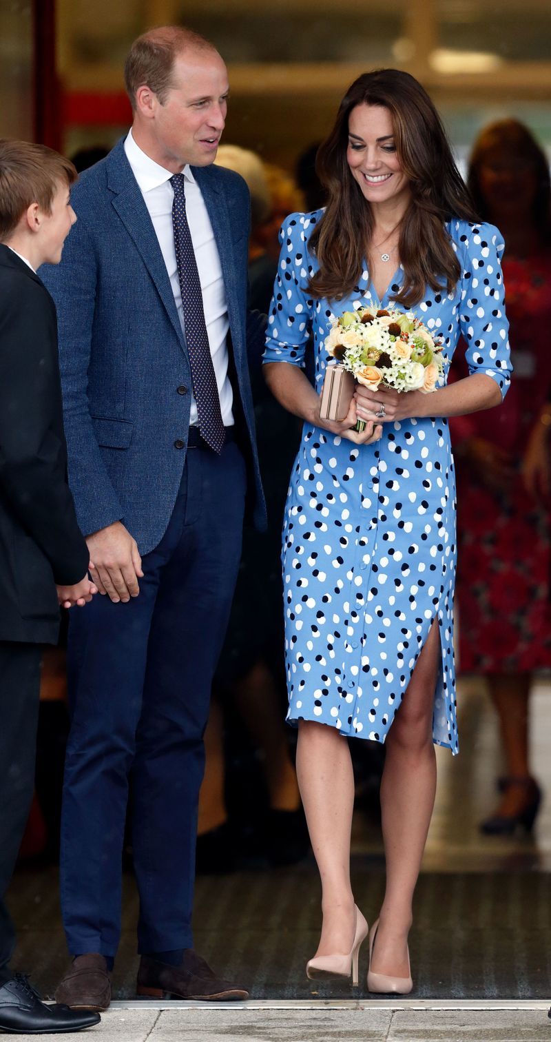 Clothing, Suit, Dress, Fashion, Event, Formal wear, Footwear, Premiere, Long hair, Electric blue,