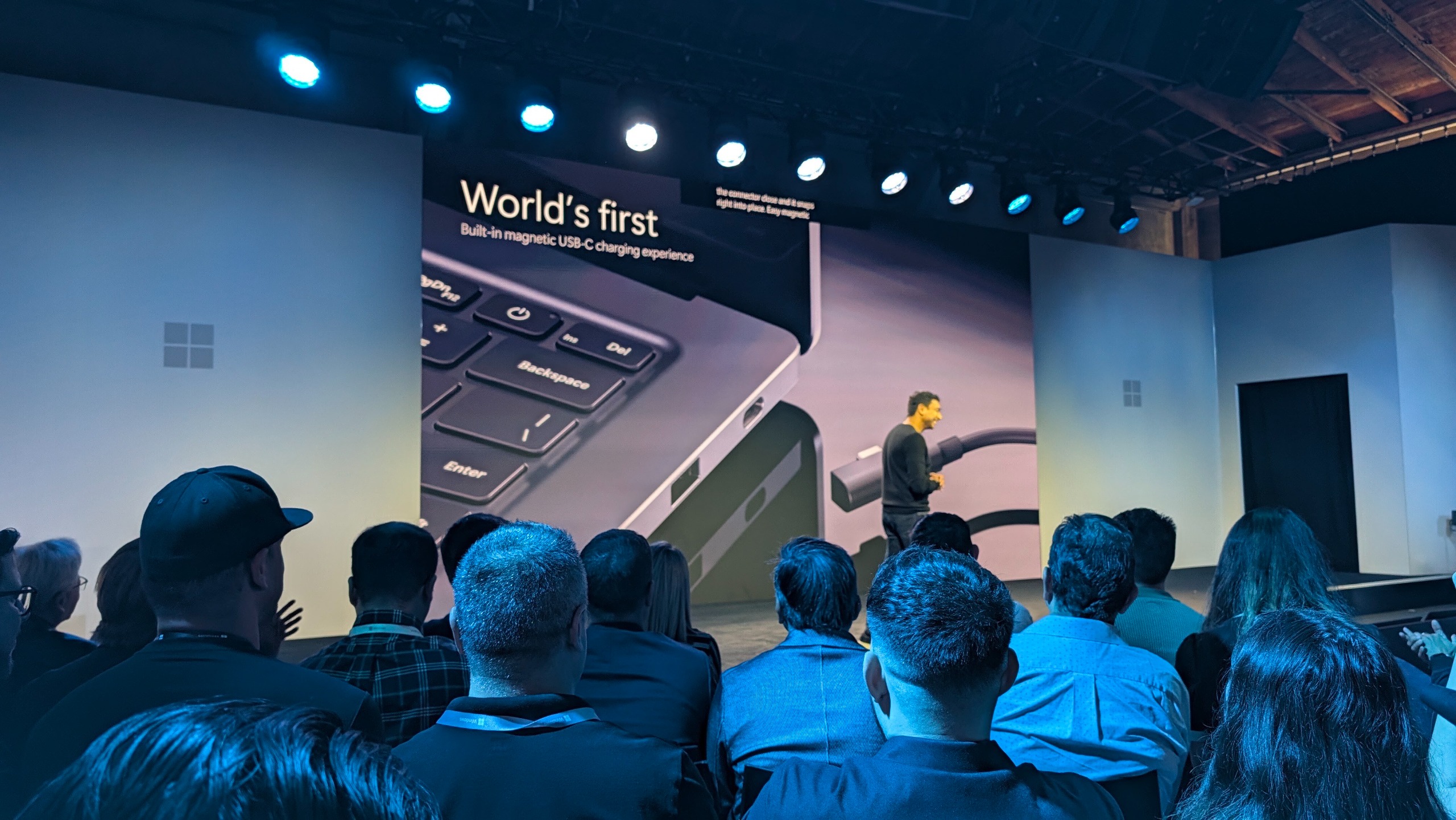 Microsoft Surface Laptop Ultra magnetic USB-C