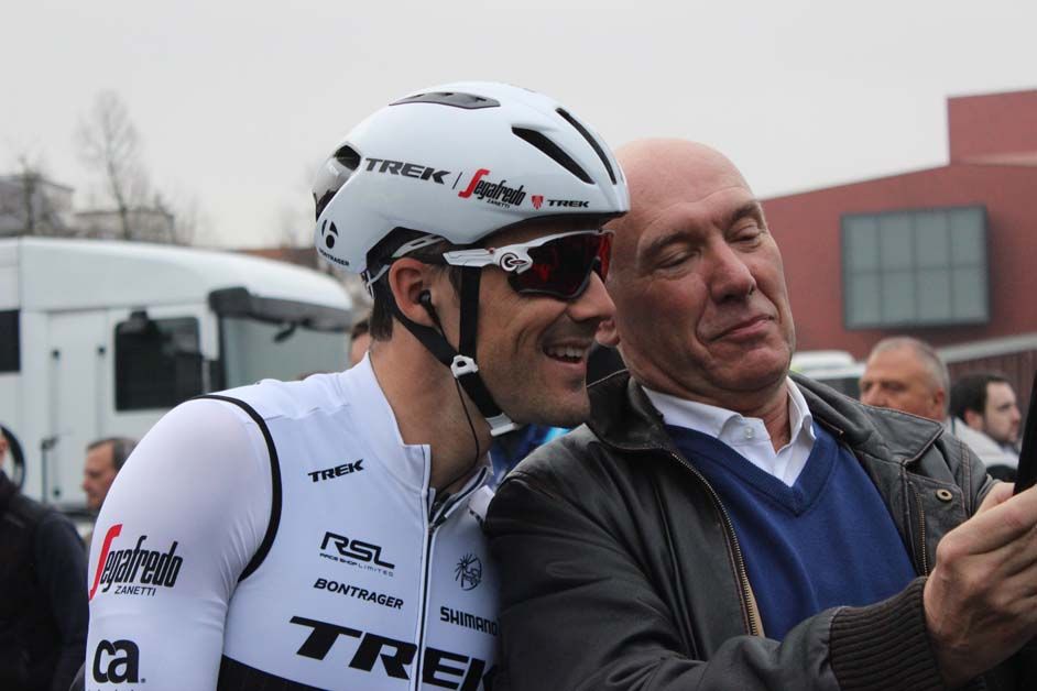 Markel Irizar takes a selfie with a fan