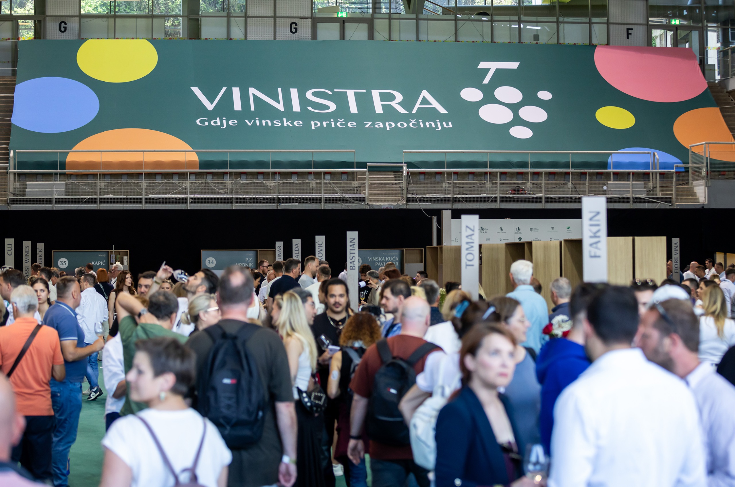 Entrance to Vinistra 2026 fair, with lots of people below a green sign saying 'Vinistra'