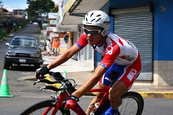 A BCR-Pizza Hut-KHS-Powerade rider
