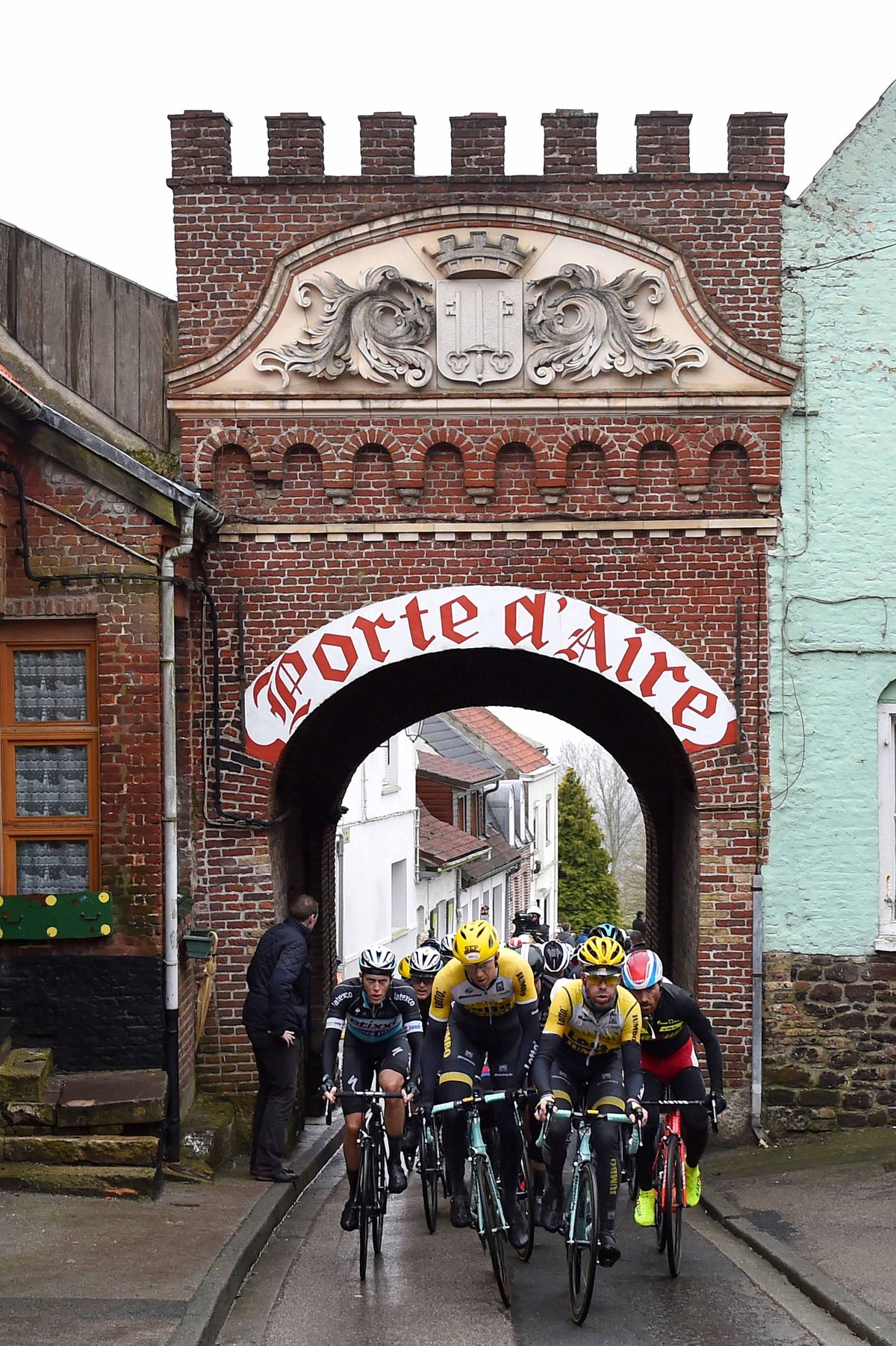 Passing through the porte d'aire in Cassel