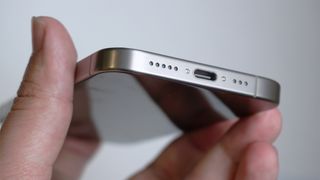 iPhone 15 Pro revisión USB-C angular de mano