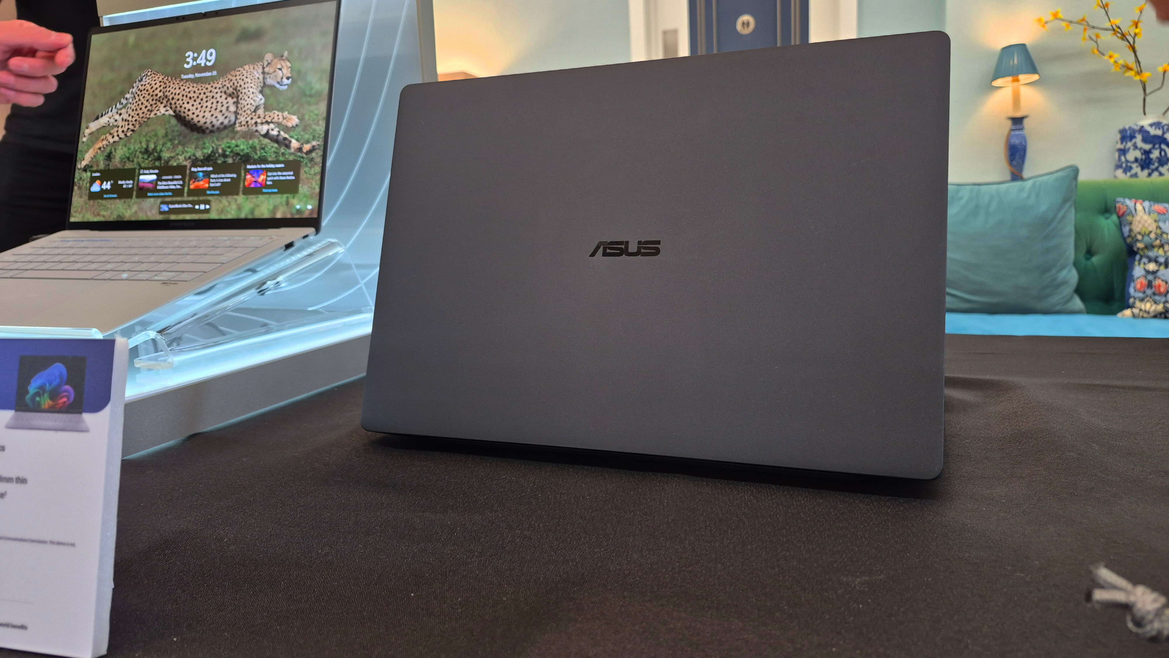 The Asus ExpertBook Ultra on display