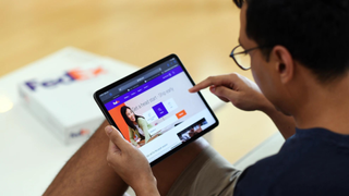 Man browsing FedEx/fdx website on iPad