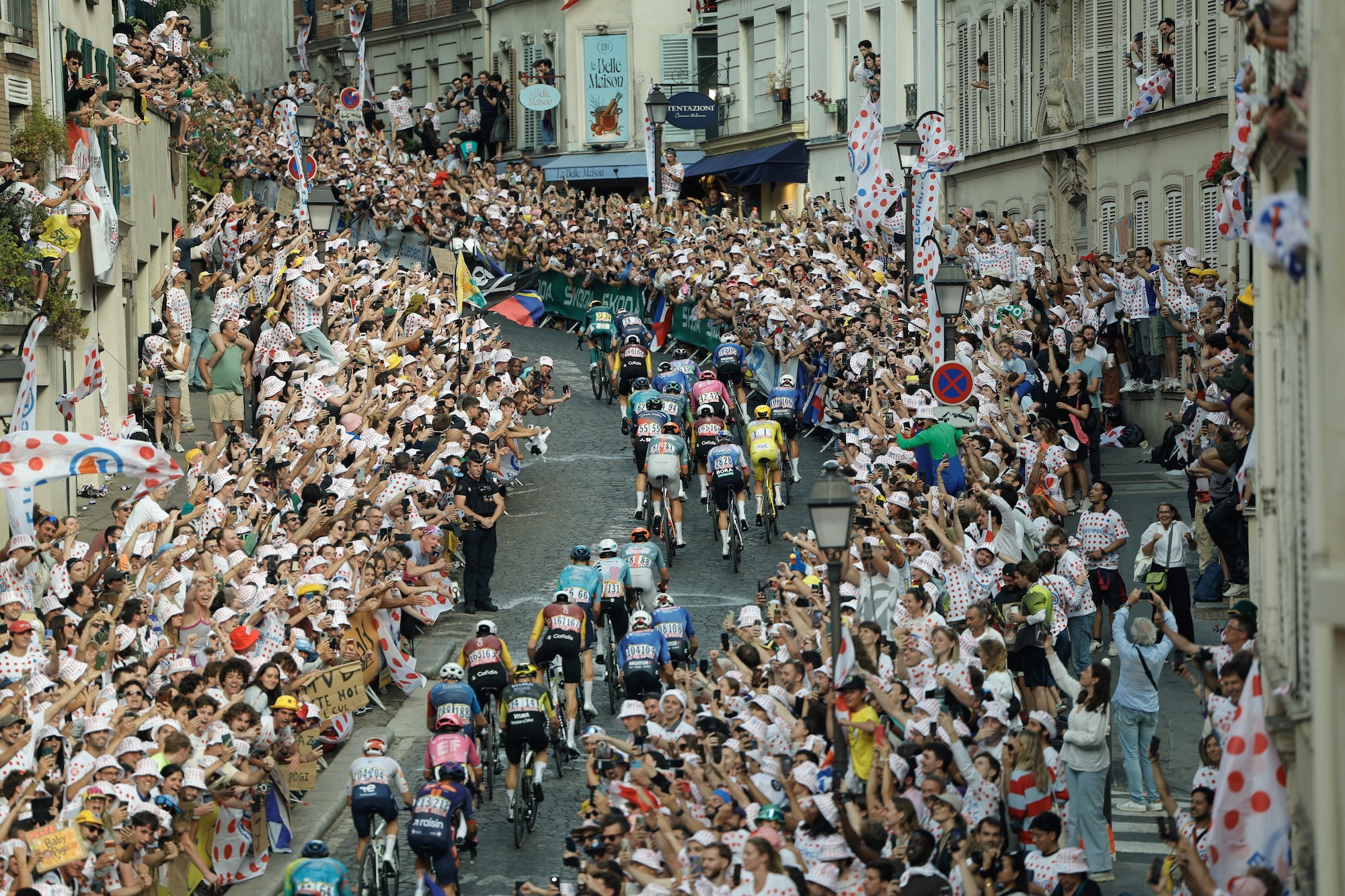 The peloton rides up Rue Lepic on the ascent of the Butte de Montmartre