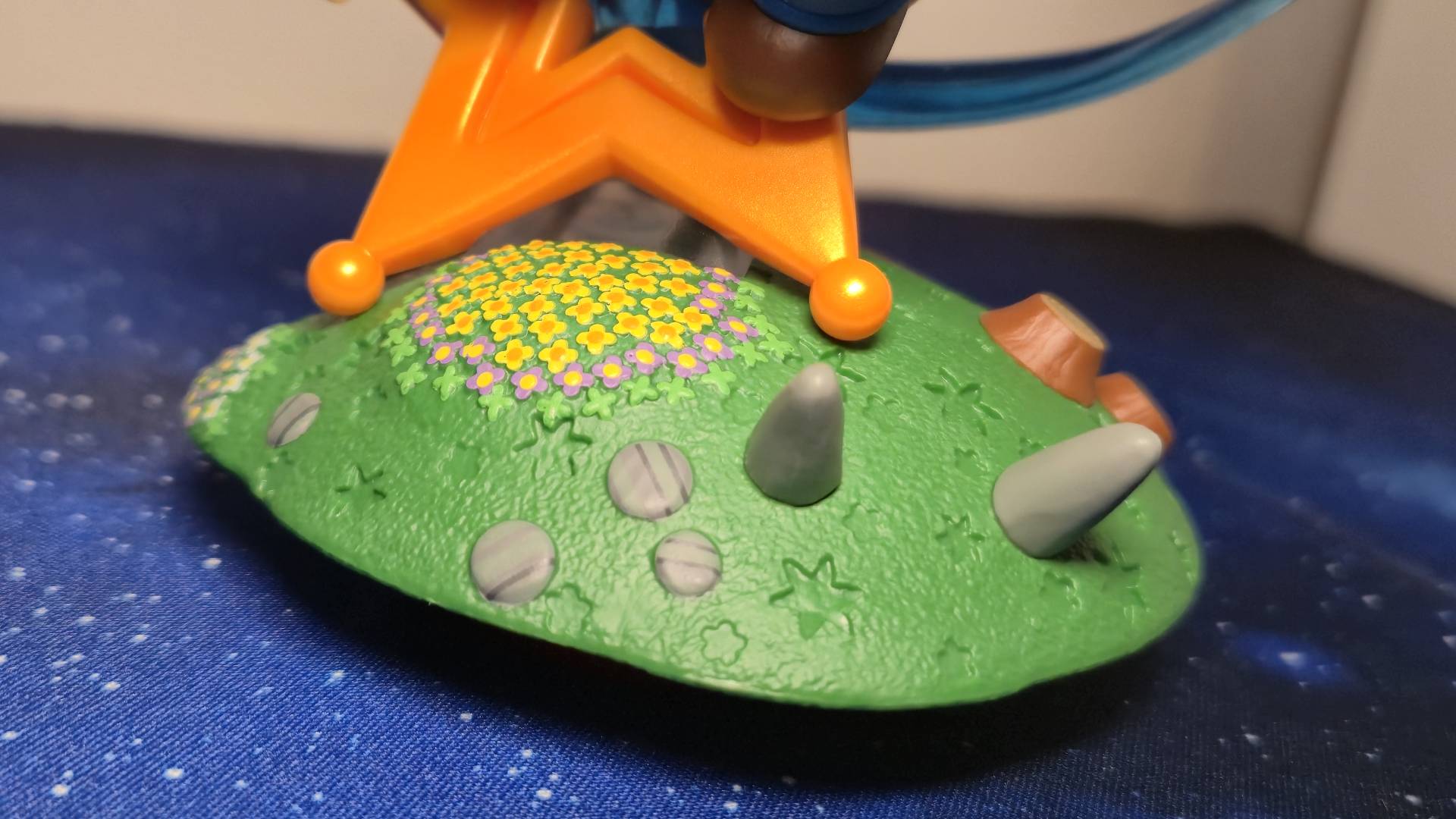Close up of the base of the Mario Super Mario Galaxy series amiibo.