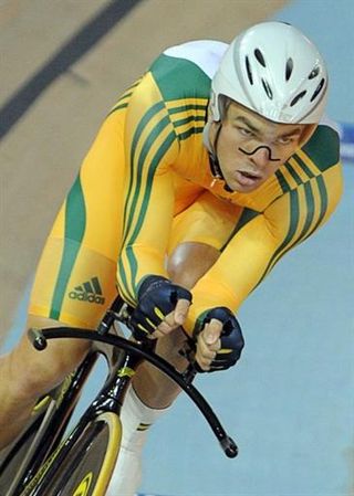 Australia's Jack Bobridge qualified fastest in the men's 4000m individual pursuit and won a close final against Jesse Sergent (New Zealand).