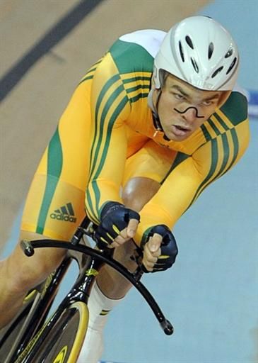 Australia's Jack Bobridge qualified fastest in the men's 4000m individual pursuit and won a close final against Jesse Sergent (New Zealand).