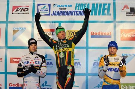 Jaarmarktcross champion Sven Nys (Landbouwkrediet) on the top step of the podium.