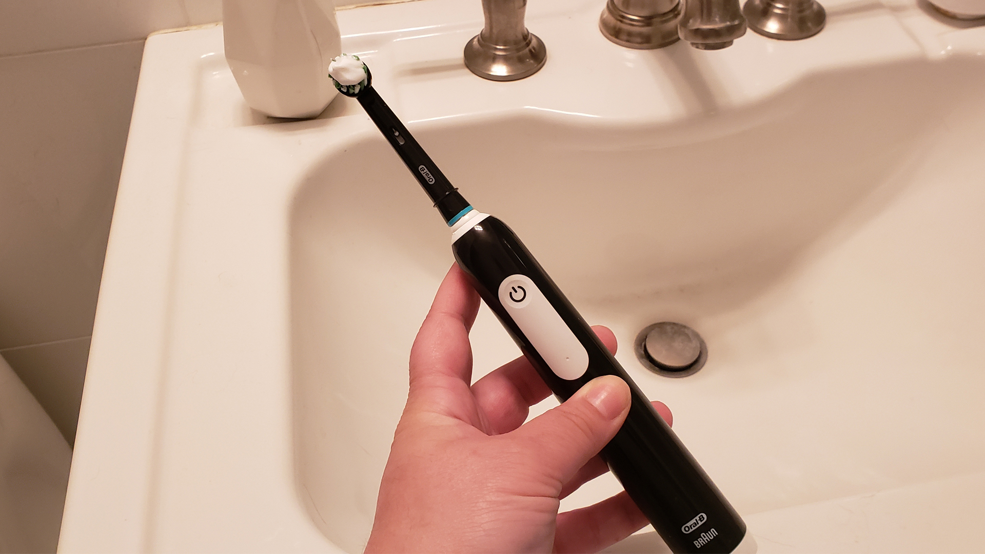 Oral B Pro 1000 electric toothbrush