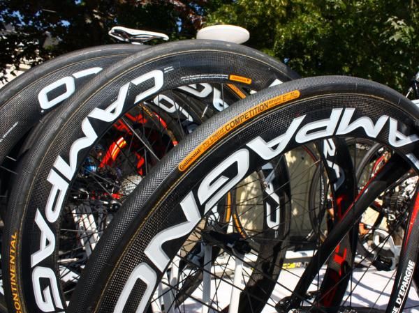 Caisse d'Epargne rides on Campagnolo wheels wrapped with Continental tubulars.