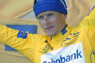 Michael Rasmussen (Rabobank) is very professional, puts on a hat and won't let a cold interfere with his ambitions.