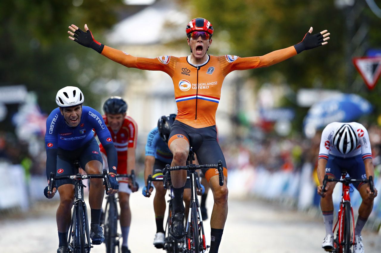 Nils Eekhoff wins the men's U23 road race