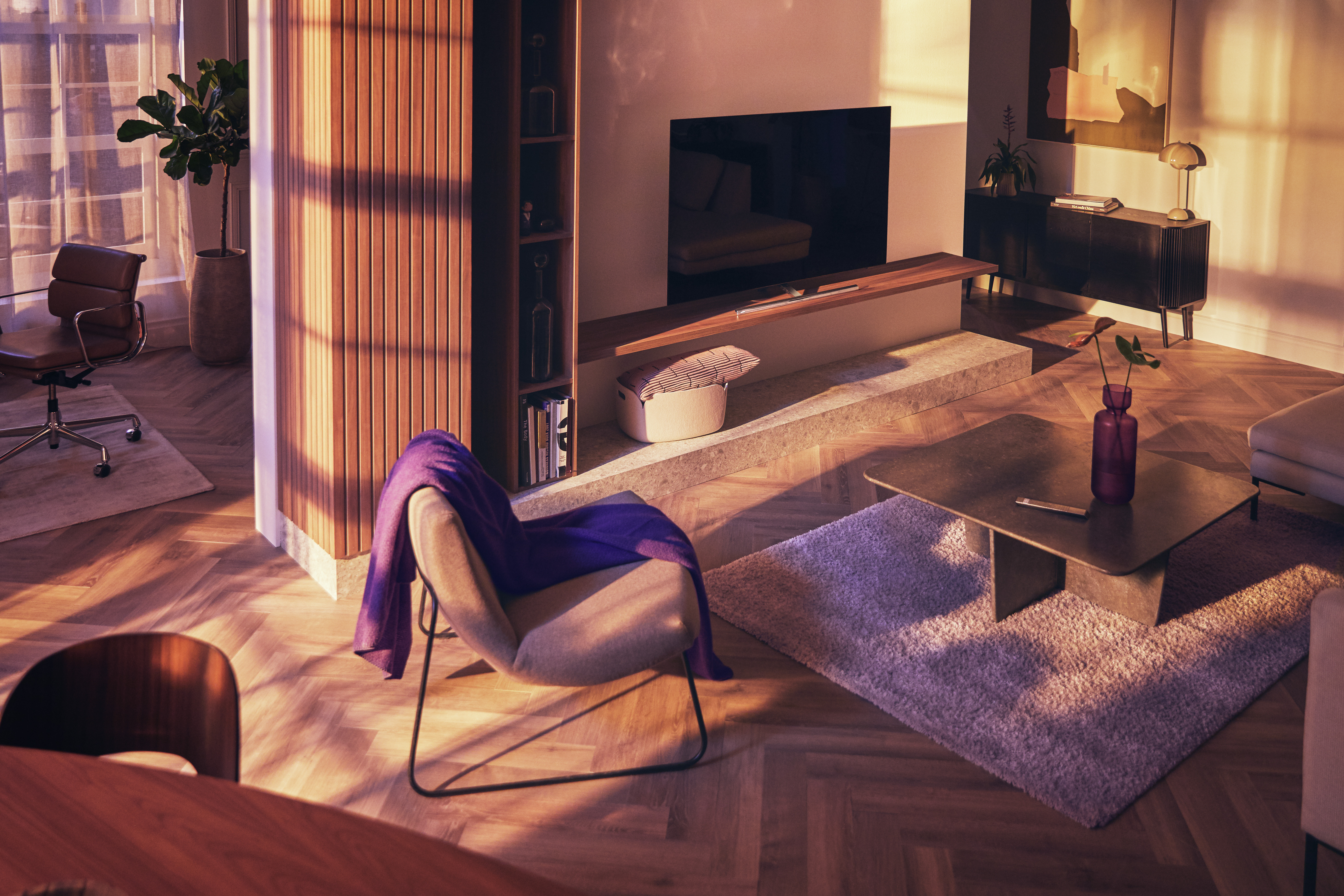 Philips Ambilight OLED807 TV i en stue med sol og skygger