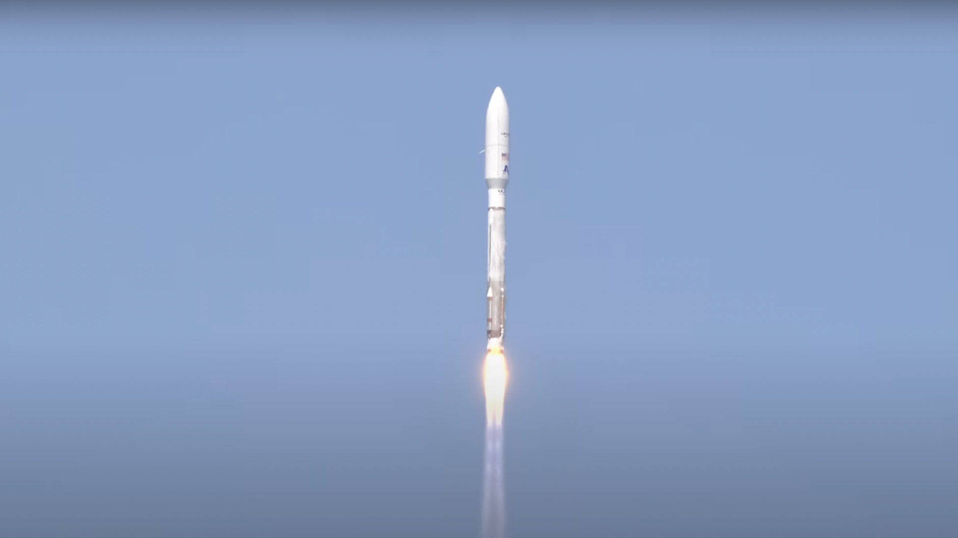 Atlas V rocket launches Amazon's 1st 2 internet satellites to orbit (video)