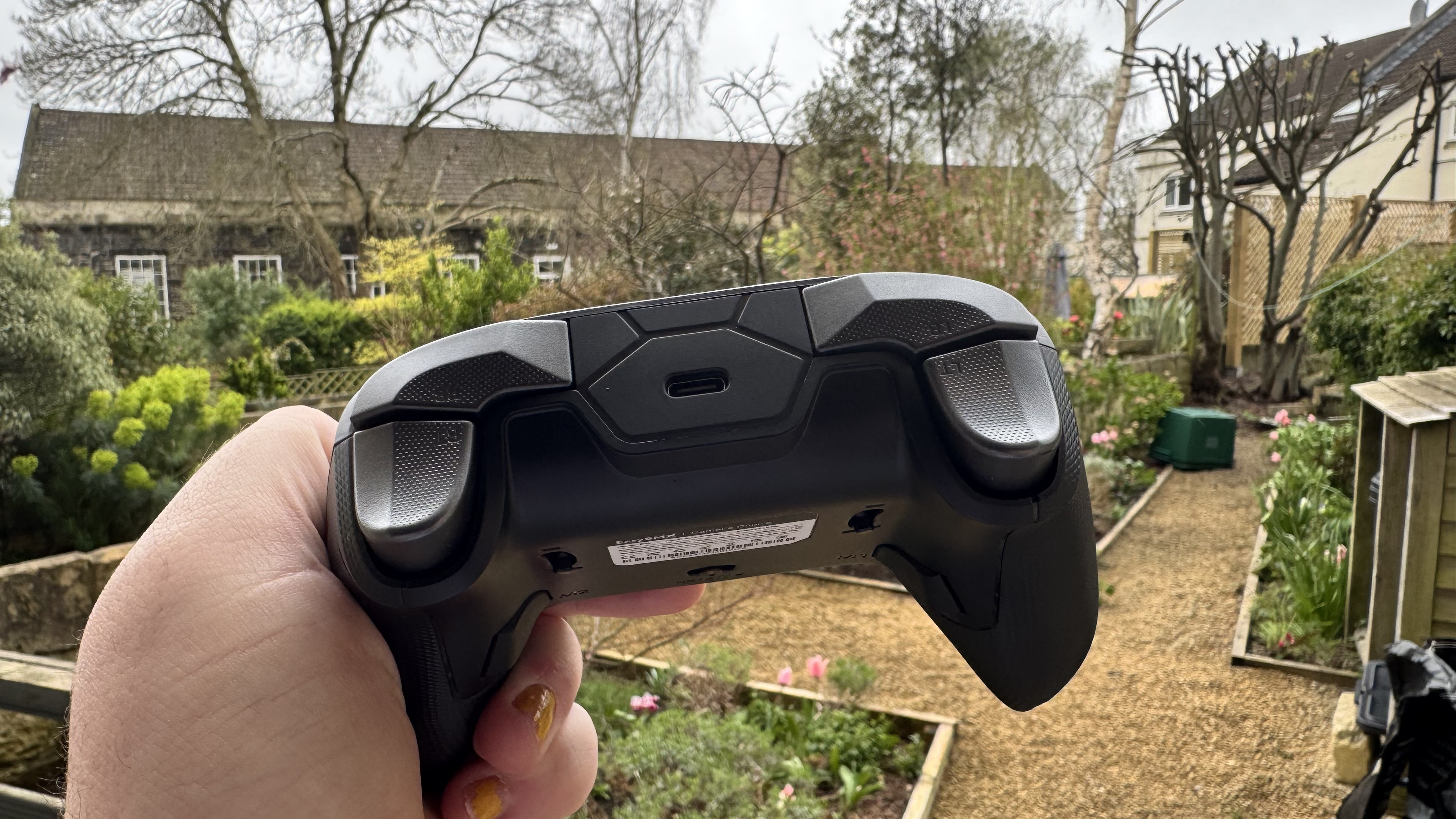 EasySMX D10 from the top, in a garden