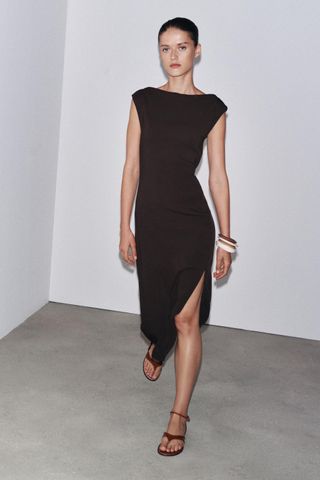 gAPaSgdaAkmNronJnWFopi-320-80 35 اكتشاف الأزياء الصيفية الأنيقة للتسوق من زارا هذا الصيف