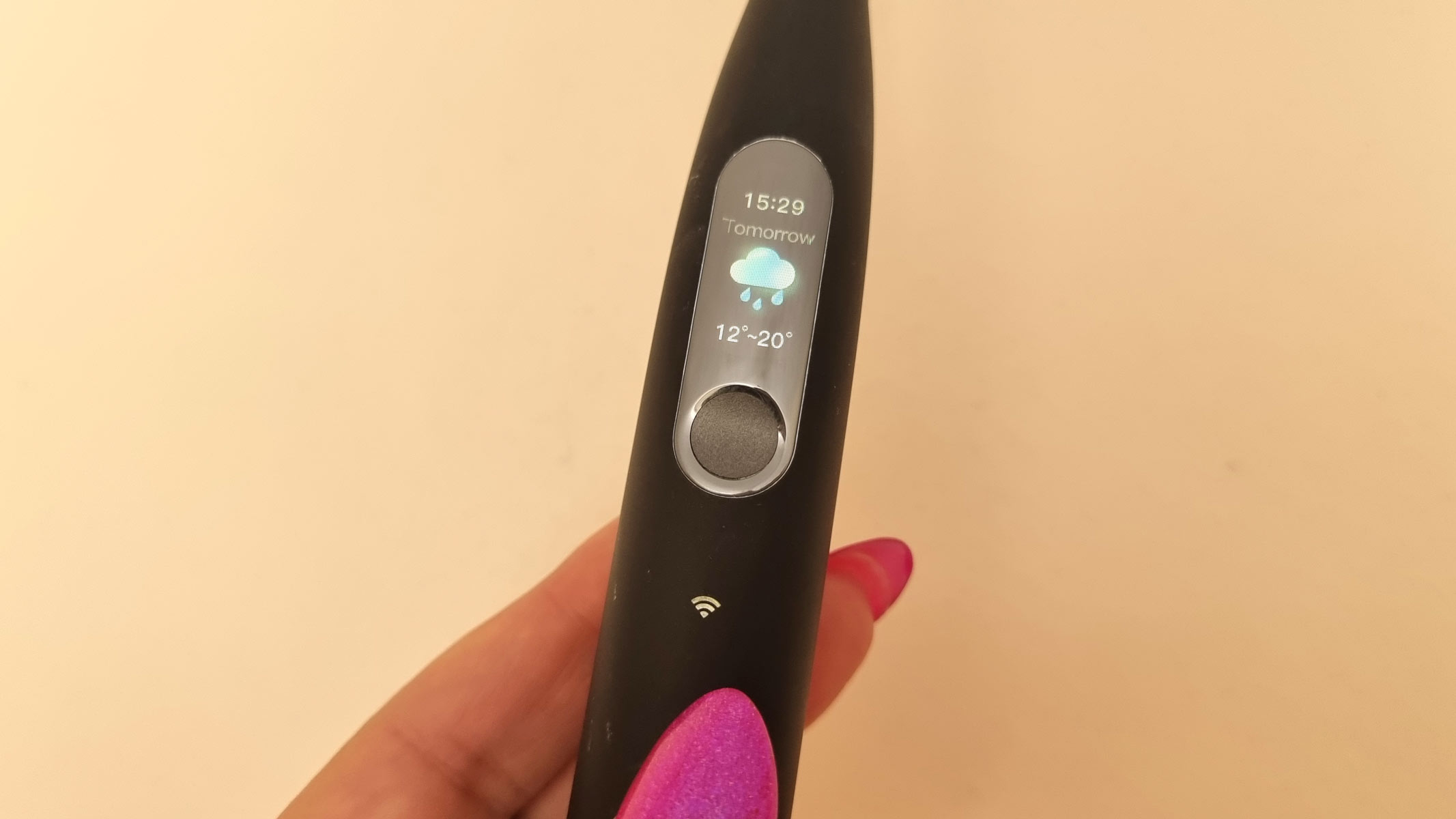 Oclean X Ultra S electric toothbrush, a close-up picture of the touchscreen displaying the weather forecast