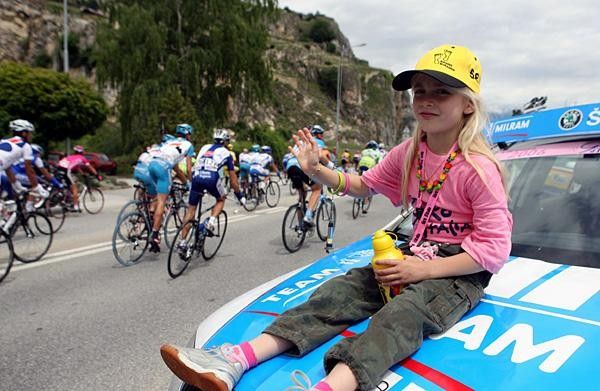 A young fan waves the Giro on.