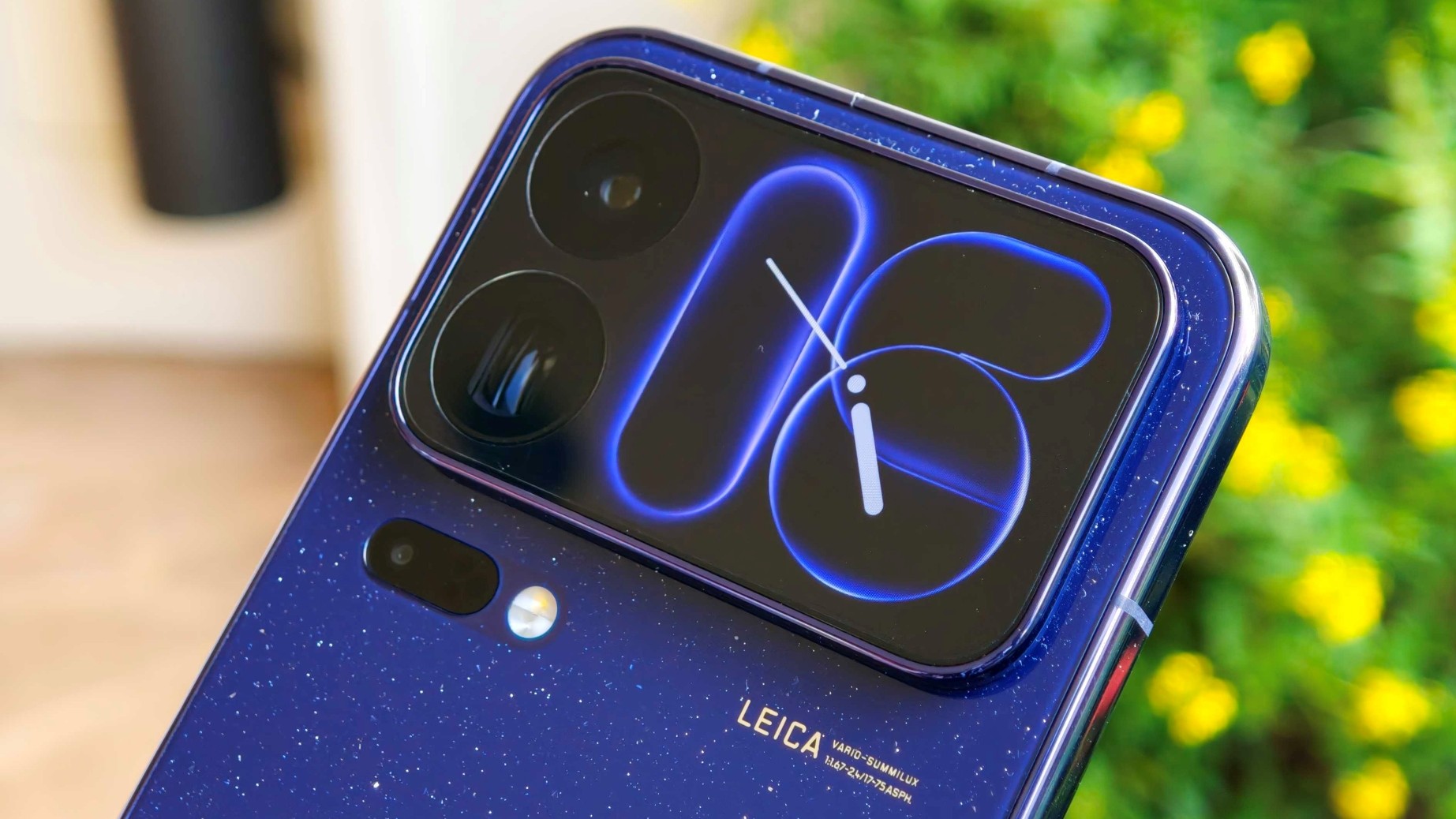 The Xiaomi 18 Pro rear display wallpaper