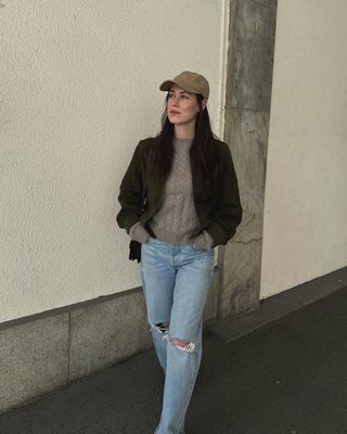 @annabelrosendahl trägt eine Wildleder-Bomberjacke zu Jeans