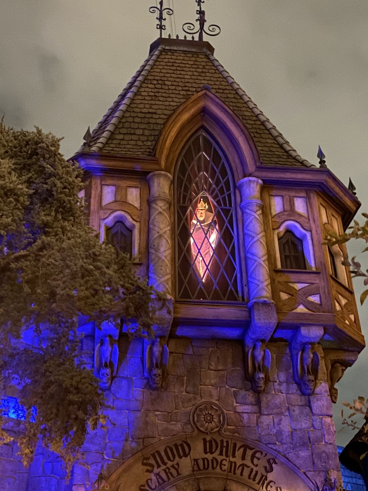 Evil Queen peeks out Snow White's Scary Adventures