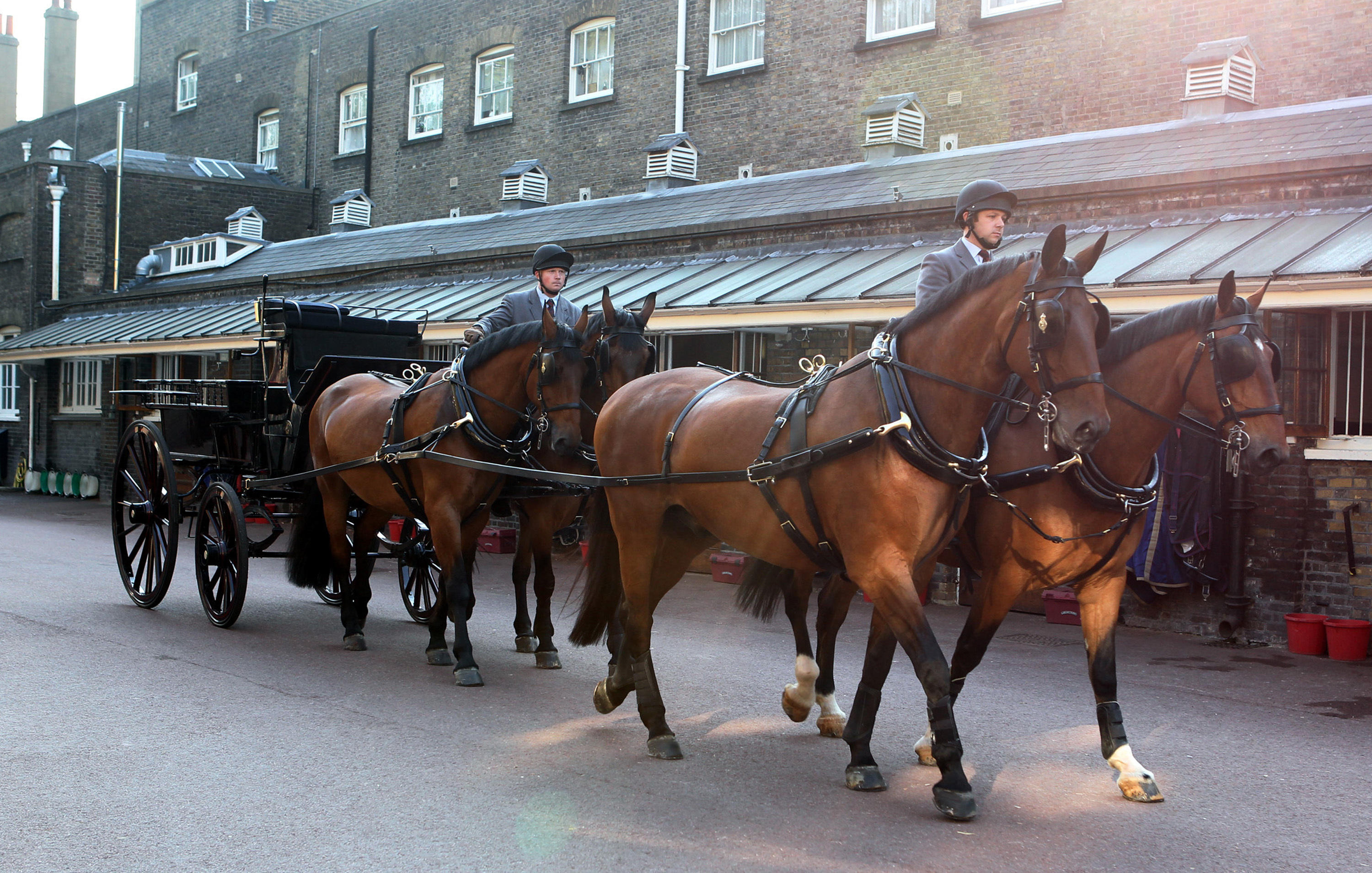 Coachmen prepare the horses at the Royal Mews ahead of Elizabeth II&#039;s Diamond Jubilee in 2012