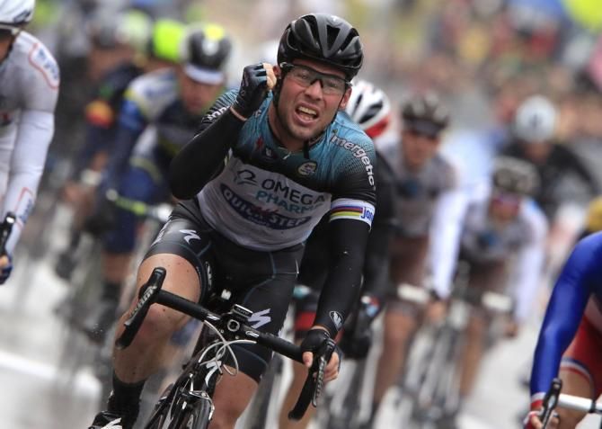 Mark Cavendish takes his 100th road win in the rain on stage 12