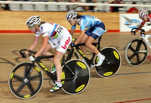 Josephine Tomic rides during the women's omnium scratch race