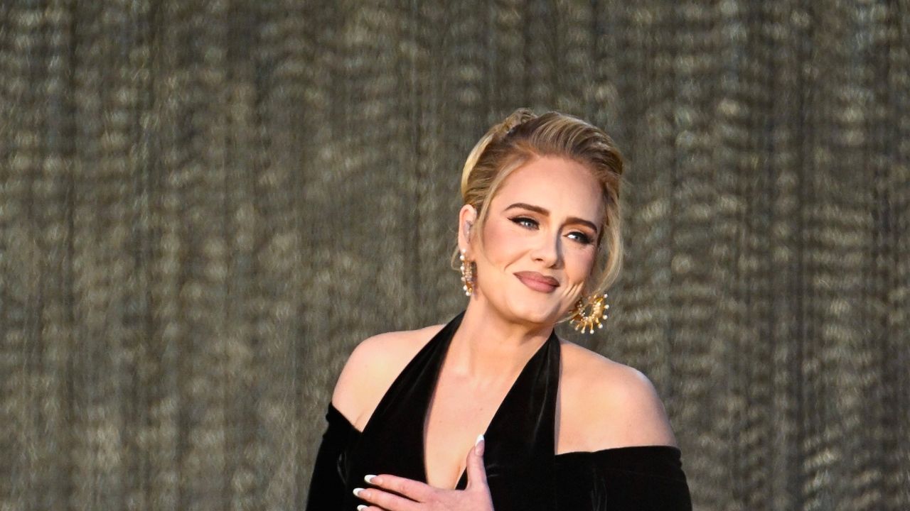 Adele&#039;s new &#039;swept-up&#039; hair in Vegas hailed as &#039;masterpiece&#039;