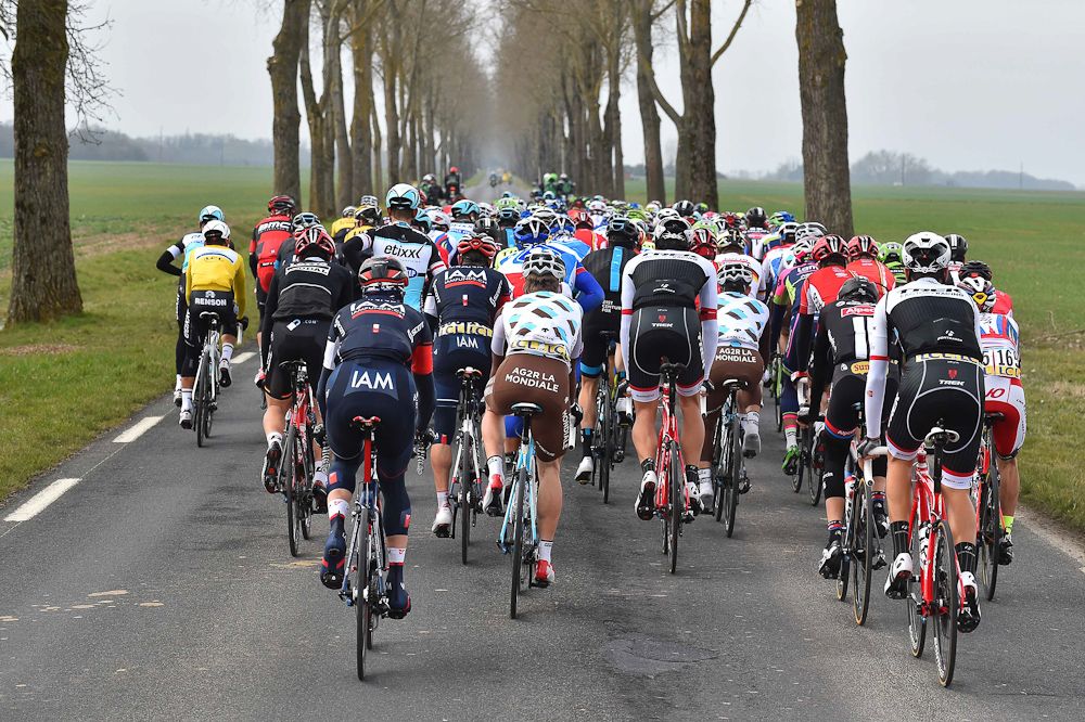Voeckler visits the team car.