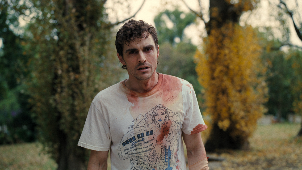 Dave Franco está sudoroso y sangriento juntos