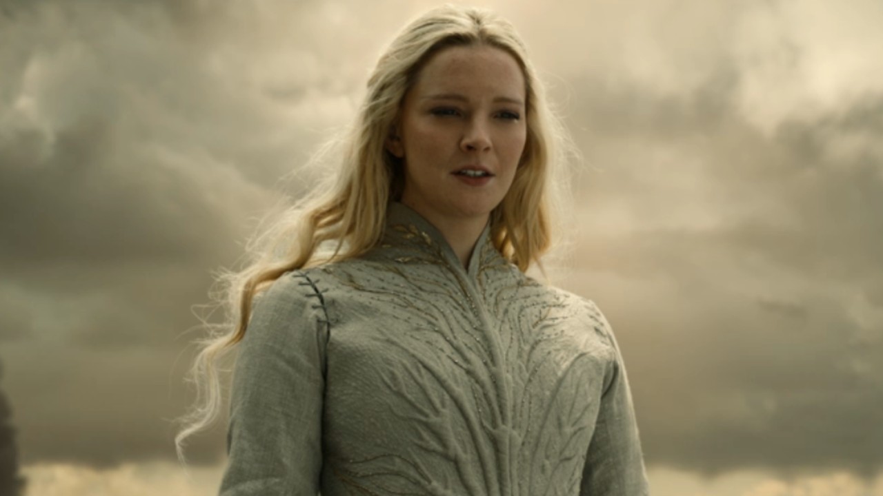 Galadriel mirando hacia abajo en el final de la temporada 2 de Rings of Power.