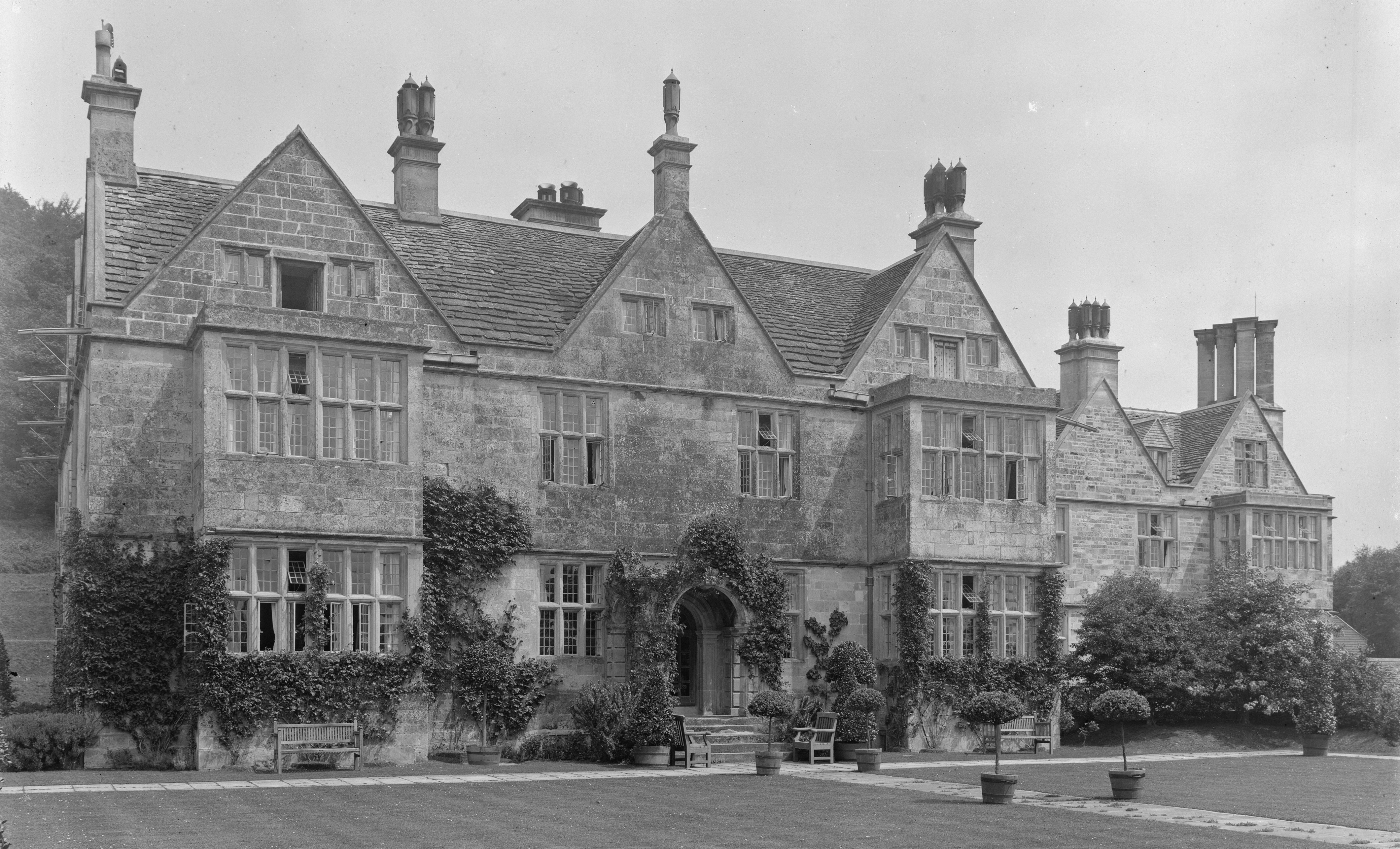Little Ridge near Fonthill Gifford, designed by Detmar Blow in 1904, rear elevation with arched door and lawn.