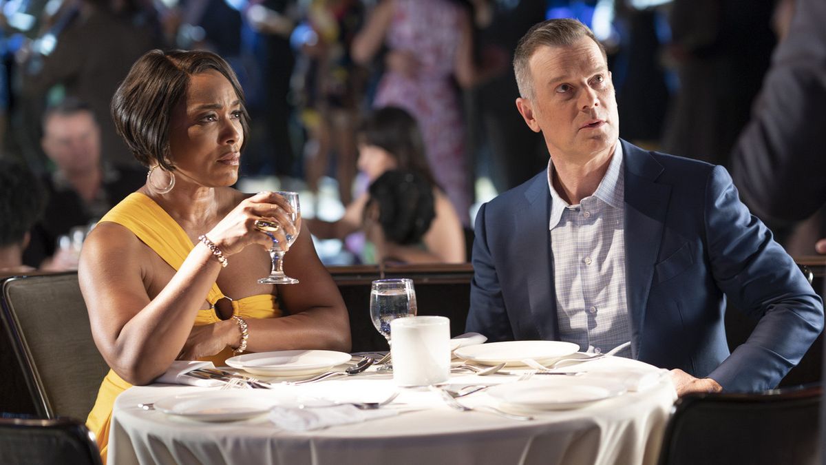 Angela Bassett and Peter Krause in 9-1-1 Season 7x01