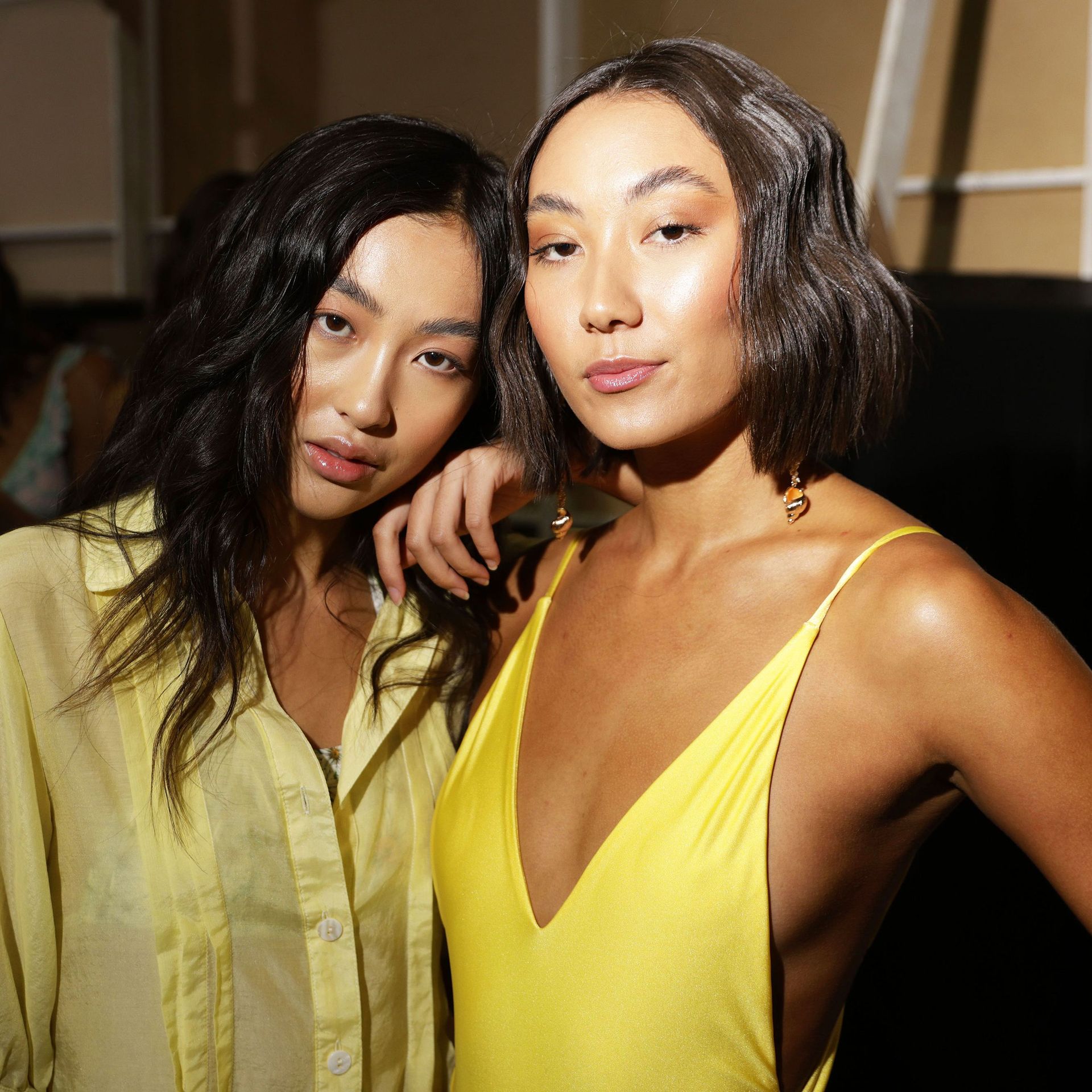 Two female models with full and defined eyebrows