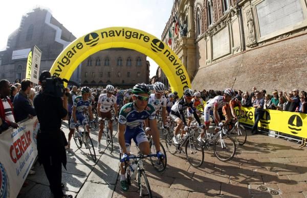 The Giro dell'Emilia peloton rolls out from the centre of Bologna