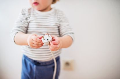 toddler electrocuted phone charger died