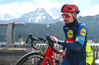 Lidl-Trek's Simone Consonni uses groupset in opening stages
