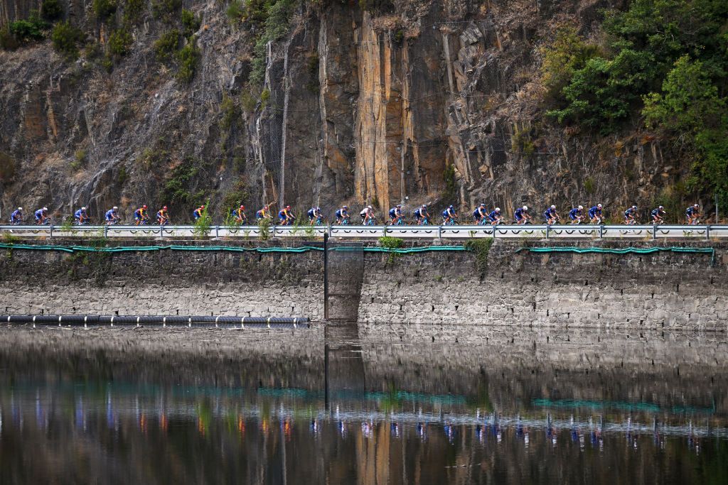 VILLABLINO SPAIN AUGUST 31 A general view of the peloton passing the Embalse de Ondinas during the La Vuelta 79th Tour of Spain 2024 Stage 14 a 2005km stage from Villafranco del Bierzo to Villablino UCIWT on August 31 2024 in Villablino Spain Photo by Tim de WaeleGetty Images