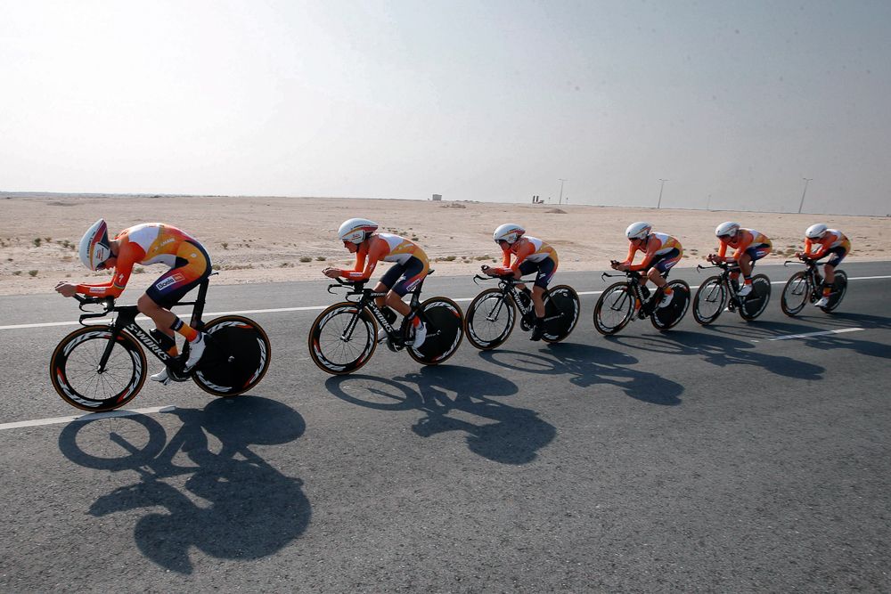 Boels Dolmans ride through the desert during the Worlds TTT in Doha