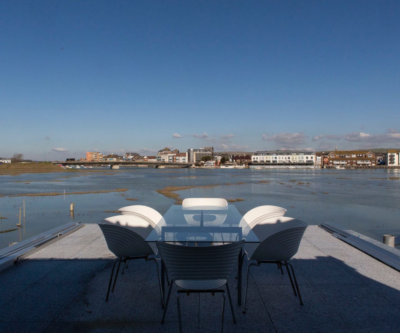 An outdoor dining area overlooking the beach