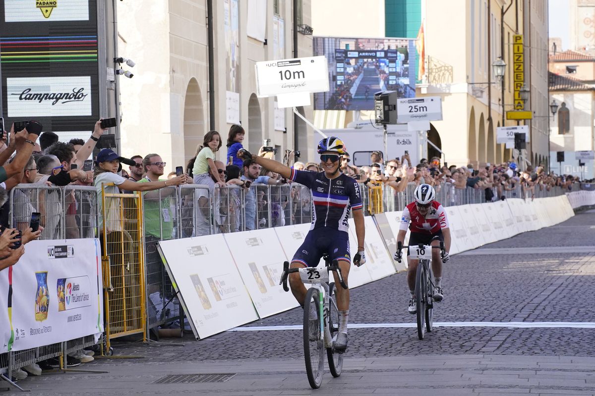 Pauline Ferrand-Prevot wins the Gravel World Championships ahead of Sina Frei