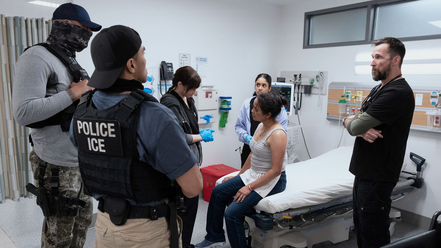 (LR) JuJu Alexander، Josell Mariano، Fiona Dourif، Shabana Azeez، Ramona DuBarry، Noah Wyle فصل 2، قسمت 211 "پیت"