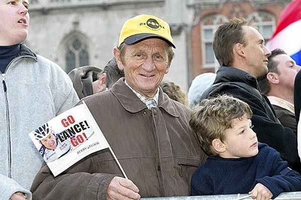 Young and old fans at the Ronde