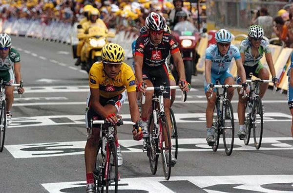 Oscar Pereiro (Caisse d'Epargne) comes in at the back of the front group